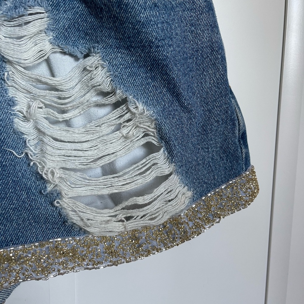Embellished jean shorts from Levi’s. - Picture 4 of 6